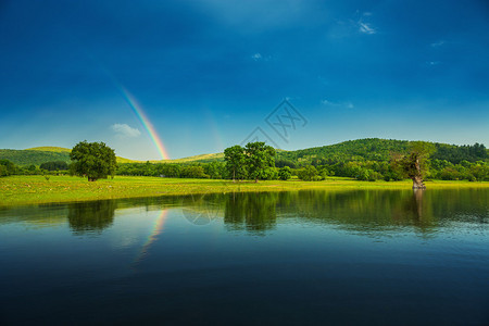 湖面上的彩虹倒映在水中图片
