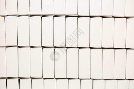 很多空白的色盒子一排长方形盒子仓库中的邮政信箱图片