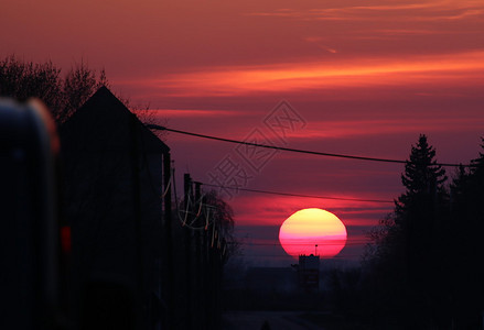 工业区的夕阳有着强烈的红色背景图片