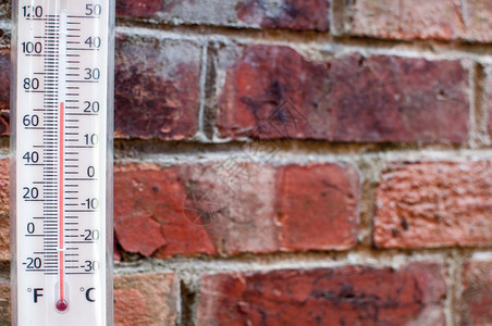 用砖墙壁背景测量夏季炎热天图片