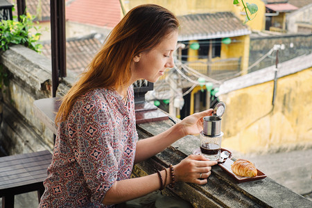 越南会安市咖啡馆里喝越南咖图片