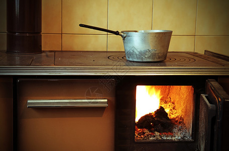 山家厨房里的旧柴火炉图片