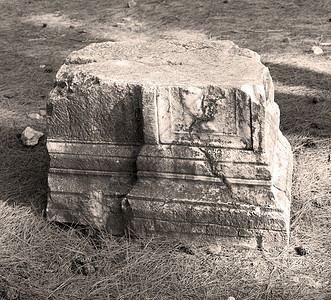 在PhaselisTemple土耳其亚洲旧的被毁的柱子和被毁的石头图片