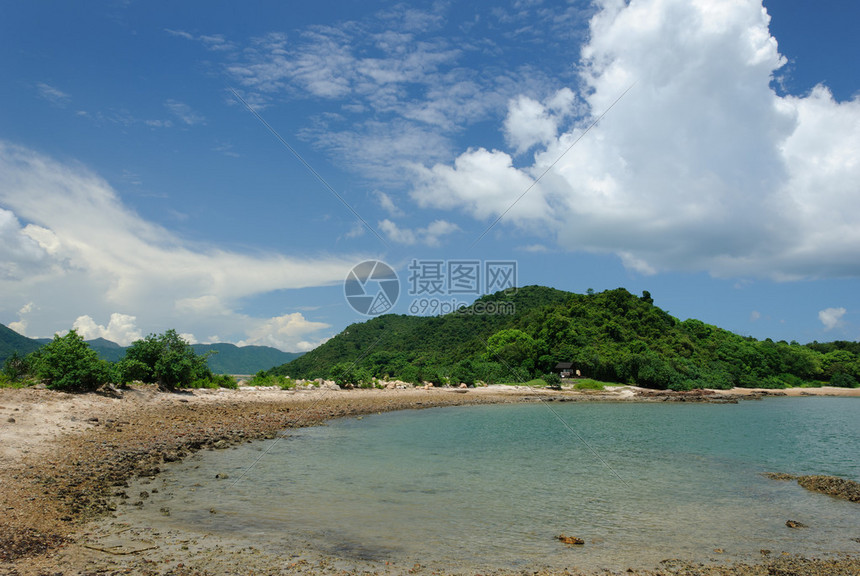 云山和蓝天的岩石海滩图片