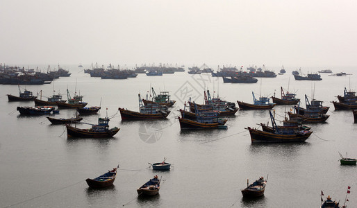带渔船的海湾景观越南图片