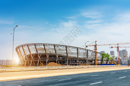 蓝色天空下的建筑工地钢铁图片