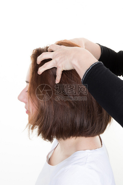 女人在美发师理发时在沙龙图片