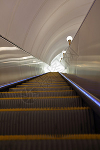 莫斯科地铁的金属彩色扶梯和有照图片