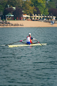 在湖上划船的年轻运动员图片