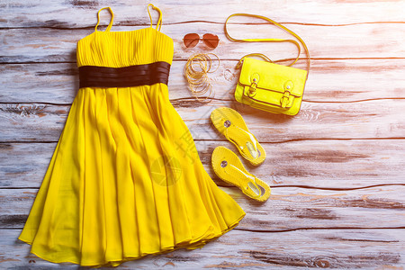 黄色连衣裙太阳镜和包带有明亮配饰的休闲装女孩夏季服装的想法图片