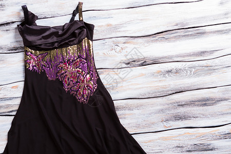 深色连衣裙搭配紫色内衬无袖晚礼服展示柜上的奢华设计师礼服女士图片