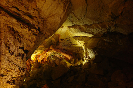 地下钟乳石洞的入口图片