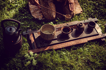传统中式木桌带茶杯和茶壶图片