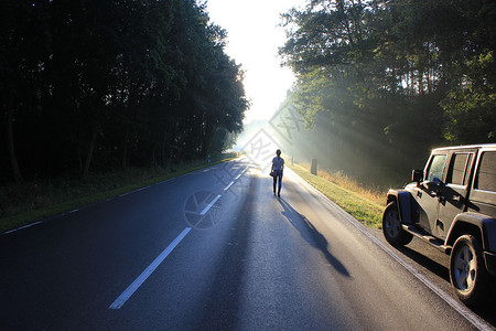 JeepWrangler和德国一条乡村公路上一图片