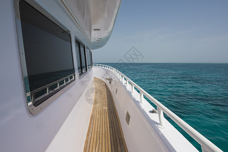 在热带海洋上俯瞰豪华私人机动游艇的侧面图片