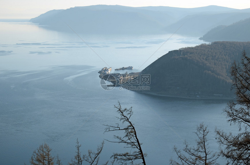 Angara河和Baikal湖平静图片