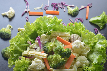 混合蔬菜有胡萝卜西兰花椰菜紫甘蓝生菜背景图片