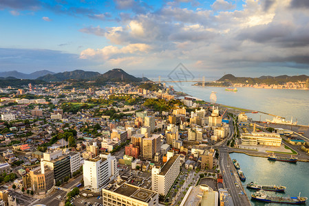 登门海峡上空的日本天线Shimo图片