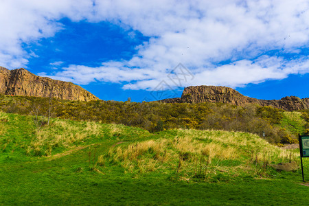 爱丁堡山绿草天际线城市美景图片