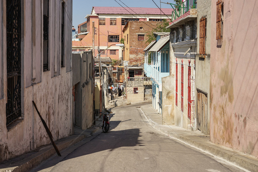 古巴第二大城市圣地亚哥市SantiagodeCuba中心街道之一的典型景象高清图片下载-正版图片504936675-摄图网
