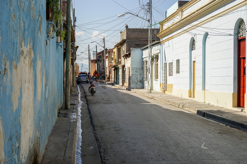古巴第二大城市圣地亚哥市SantiagodeCuba中心街道之一的典型景象高清图片下载-正版图片504936676-摄图网