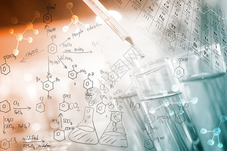 研究人员将透明试剂滴入具有周期表和化学方程式背景的试管中图片