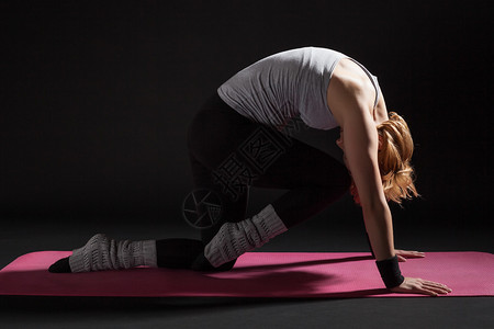 坐姿女青年图片