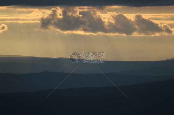 蓝色和云层的不同阴影从瑞典的山上看出来在图片