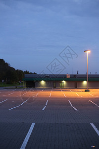 晚上空荡的德国停车场图片