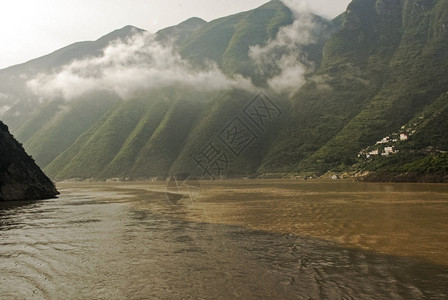 部长江河岸一带高山景象图图片