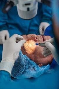 进行青光眼外科手术的医图片