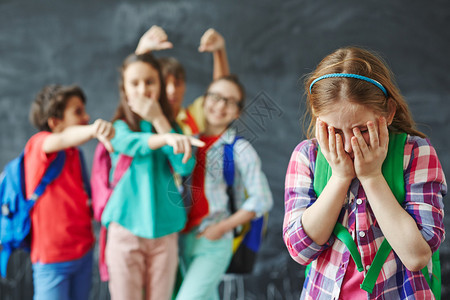 小女学生在取笑同学的背景下哭泣校对P图片