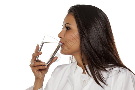 女医生从玻璃杯里喝水图片
