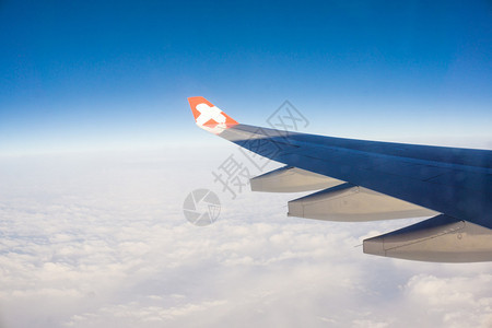 从窗云和蓝天飞行中的飞机翼运输图片