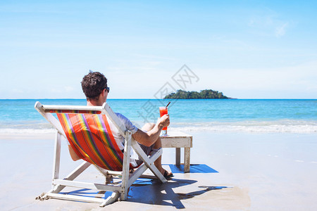 男人在天堂岛的私人海滩上放松奢华的节假日游客与鸡图片
