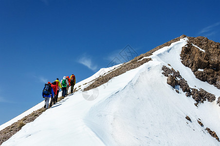 一群登山者从埃尔西耶火山图片