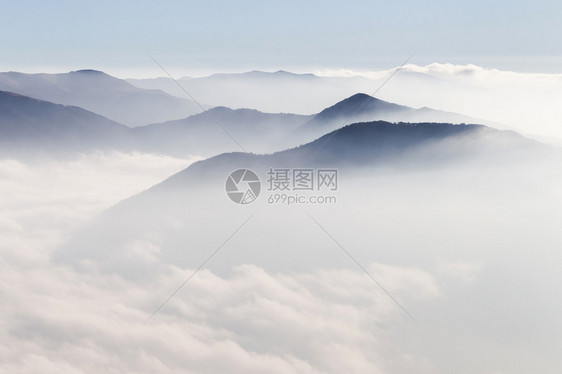 雾中山的美丽剪影图片