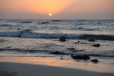 海上日出与海浪和岩石图片