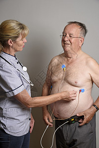 英国2016年6月医院心脏测量小组的成员为一名超重男患者安装动态图片