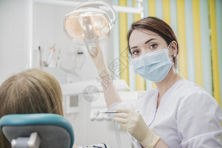 妇女在医院的女牙科医生中任图片