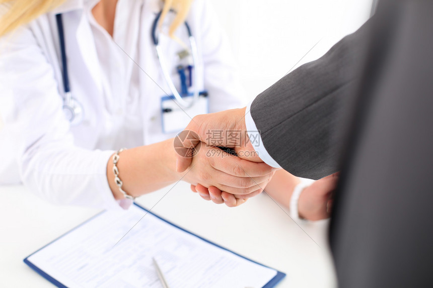 女医生在办公室特写时与男商人握手打招呼欢迎朋友介绍或感谢手势测试广告概念医生图片