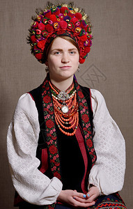 这名年轻女子穿着乌克兰传统婚纱校对P图片