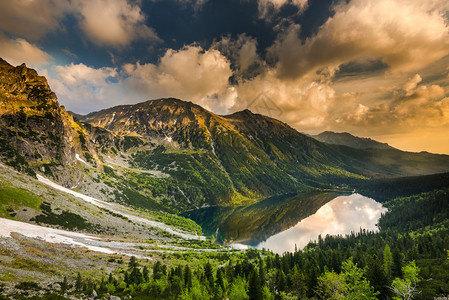 波兰塔特拉山脉高山地区高山湖上空图片