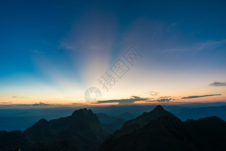 美丽的夏日风景山丘中的太阳落日白云图片