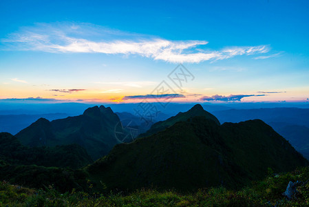 美丽的夏日风景山丘中的太阳落日白云图片