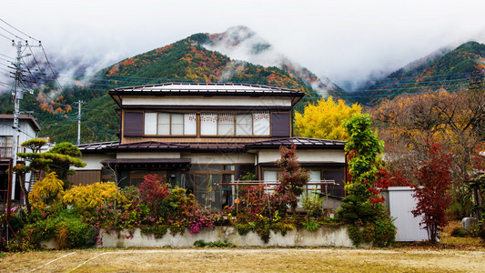 日本川口子村土灰色和烟雾图片