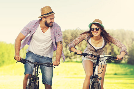 浪漫情侣骑自行车图片图片
