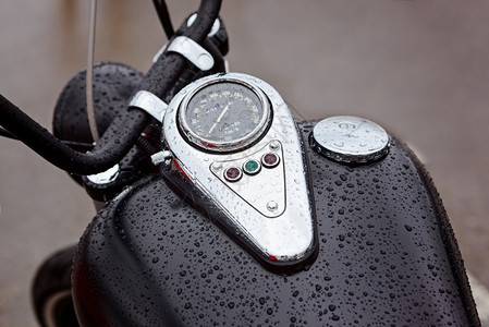 在雨中一辆摩托车上装有警报灯的带有图片