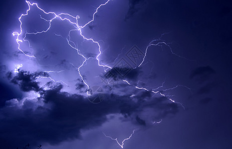 在暴风夜空中发射闪电螺栓图片