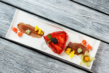 草莓片上的黑莓盘子上的装饰甜点美食家的甜点草莓果馅饼图片